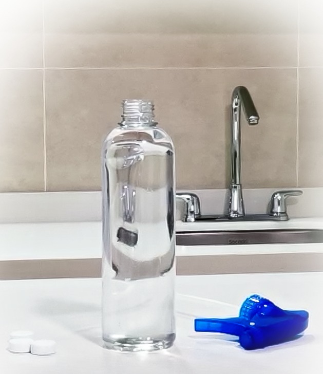 Llena el atomizador con agua